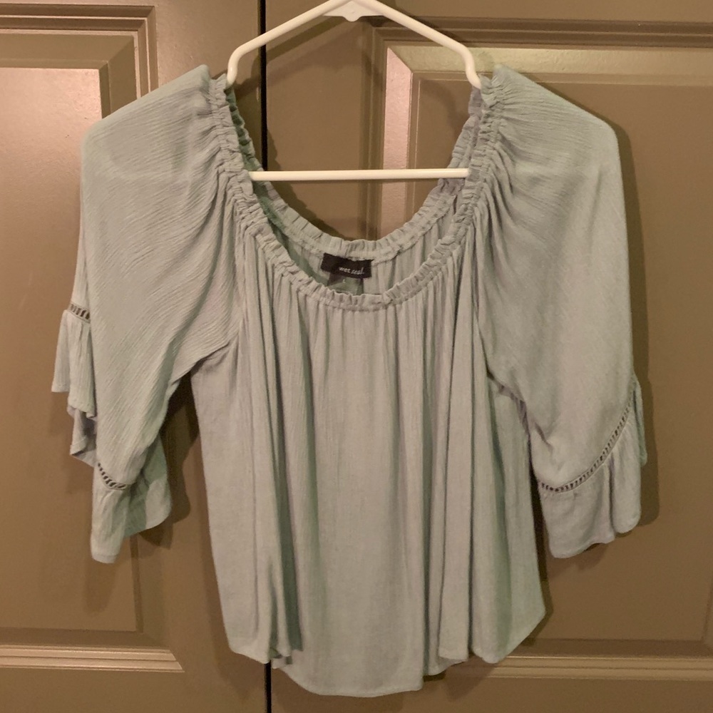 Wet seal off the should flowy shirt